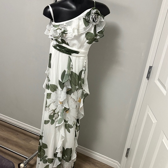 Dresses & Skirts - Elegant White and Green Floral Dress